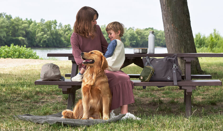 Familie mit Hund auf Hundematte