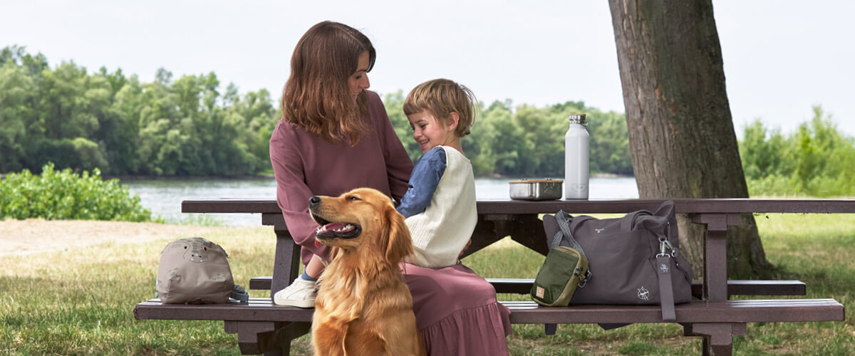 Familie mit Hund auf Hundematte